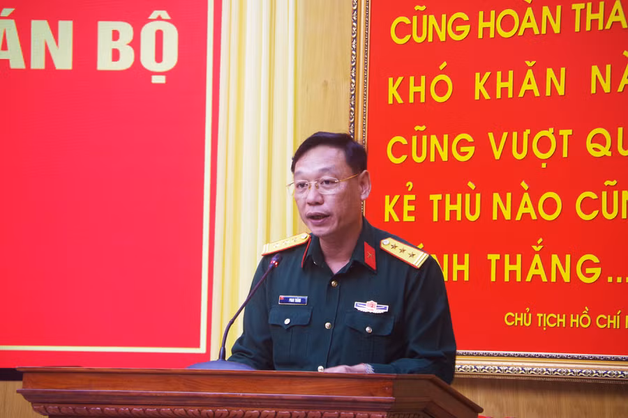 Thượng tá Phan Thắng - tân Chỉ huy trưởng Bộ Chỉ huy Quân sự tỉnh Thừa Thiên - Huế phát biểu nhận nhiệm vụ mới. (Ảnh: Mạnh Hùng).