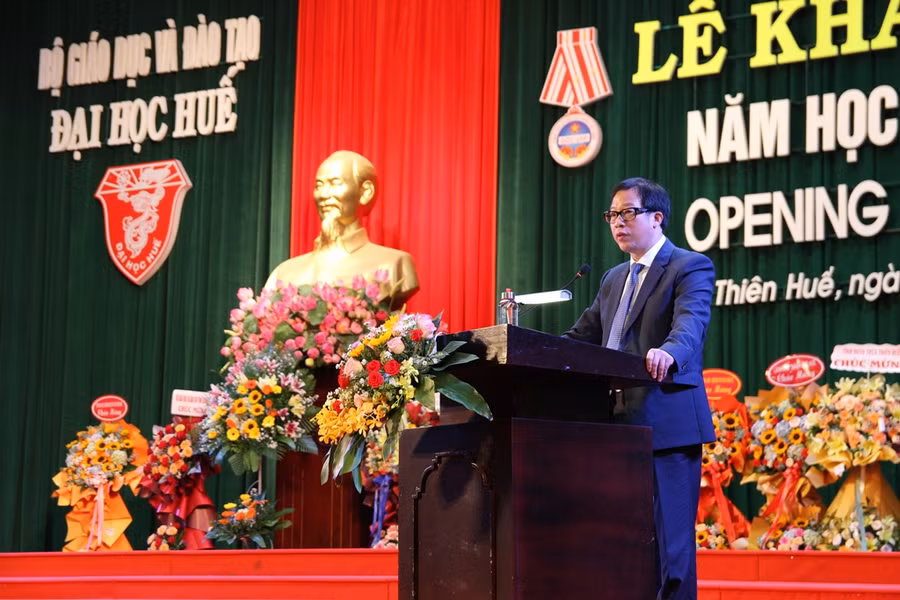 PGS.TS Lê Anh Phương, Giám đốc ĐH Huế nhắn nhủ đến các tân sinh viên trong bài phát biểu cảm xúc.