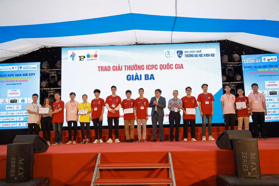 Ban tổ chức trao giải Ba cho các đội thi trong kỳ thi ICPC quốc gia.