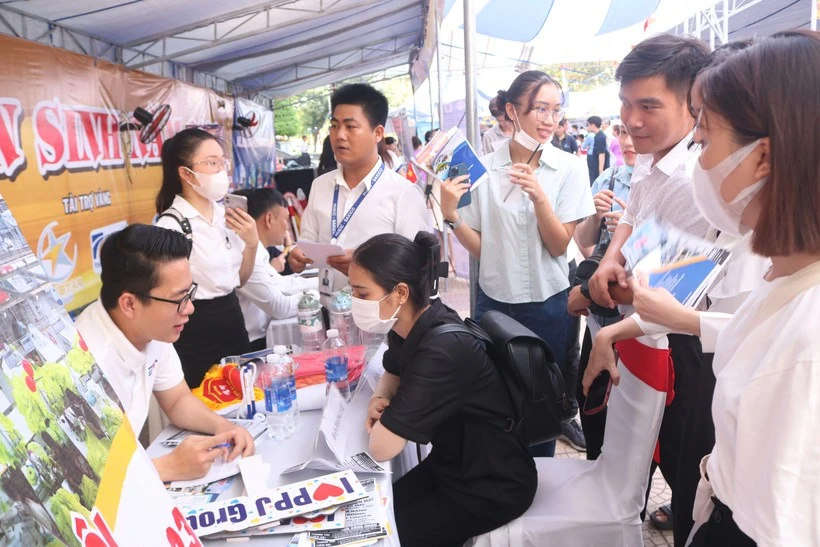 Các sàn giao dịch việc làm đang được đẩy mạnh thời gian gần đây tại tỉnh Thừa Thiên - Huế giúp cho người có nhu cầu việc làm có nhiều cơ hội (Ảnh: Đại Dương).