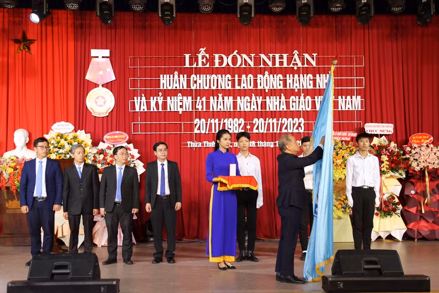 Ông Phan Ngọc Thọ, Phó Bí thư Thường trực Tỉnh ủy Thừa Thiên - Huế gắn Huân chương Lao động hạng Nhì lên cờ truyền thống Trường ĐH Sư phạm, ĐH Huế.