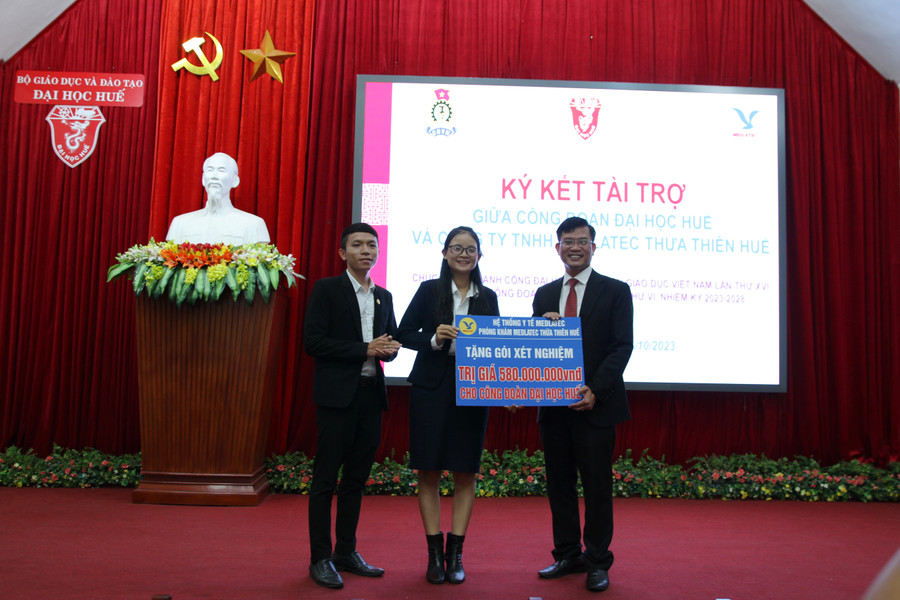 Công đoàn Đại học Huế tiếp nhận gói xét nghiệm tổng phân tích máu 25 chỉ số và chức năng thận với 4.000 xét nghiệm miễn phí trao tặng cho viên chức, người lao động Đại học Huế.