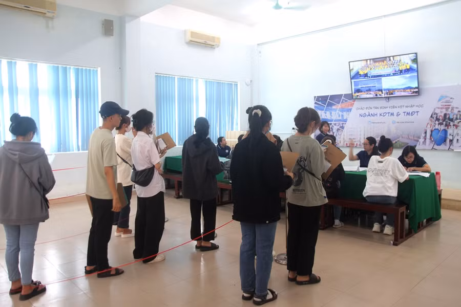 Ngành Kinh doanh thương mại &amp; Thương mại điện tử đón thí sinh vào nhập học.