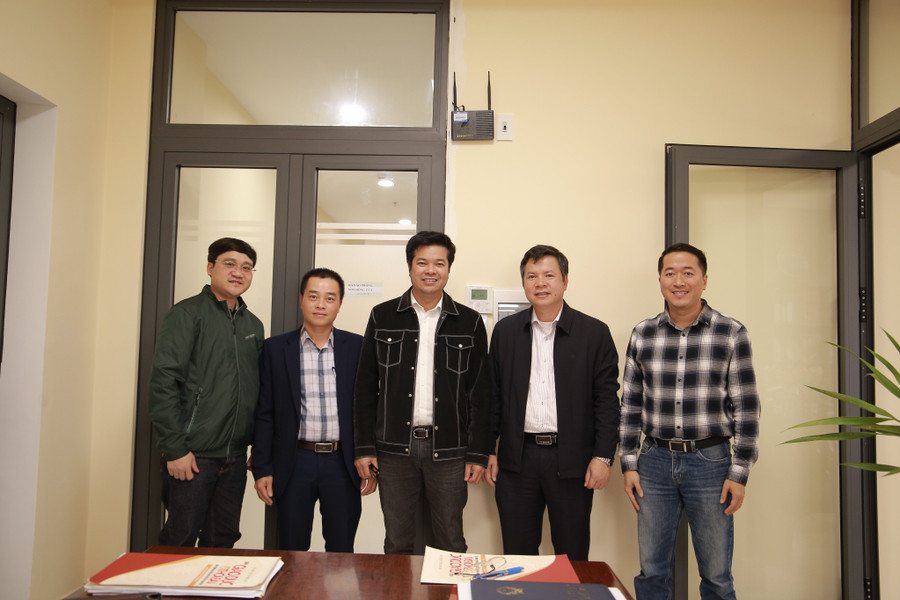 Đoàn chụp ảnh lưu niệm với lãnh đạo Sở GD&ĐT tỉnh Thừa Thiên - Huế.