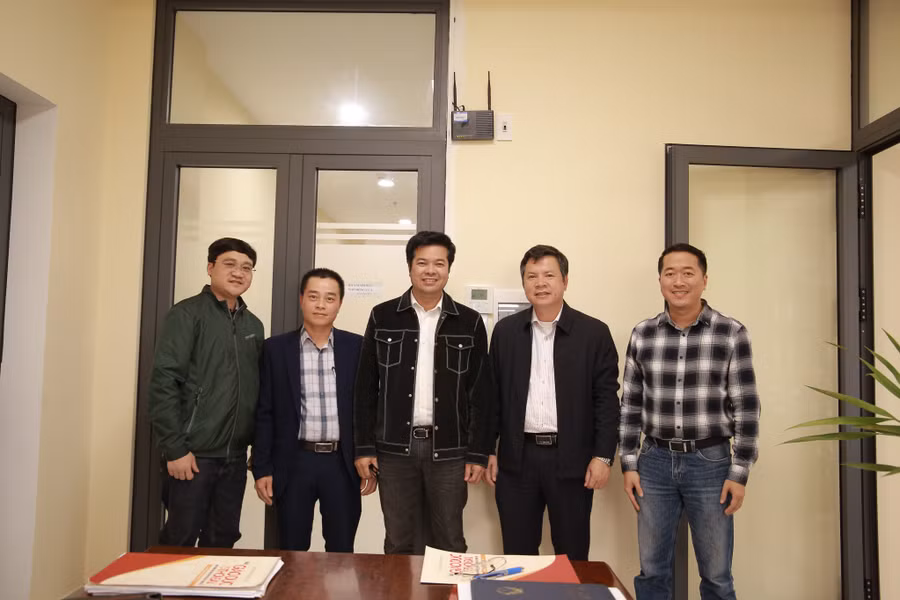 Đoàn chụp ảnh lưu niệm với lãnh đạo Sở GD&ĐT tỉnh Thừa Thiên - Huế.