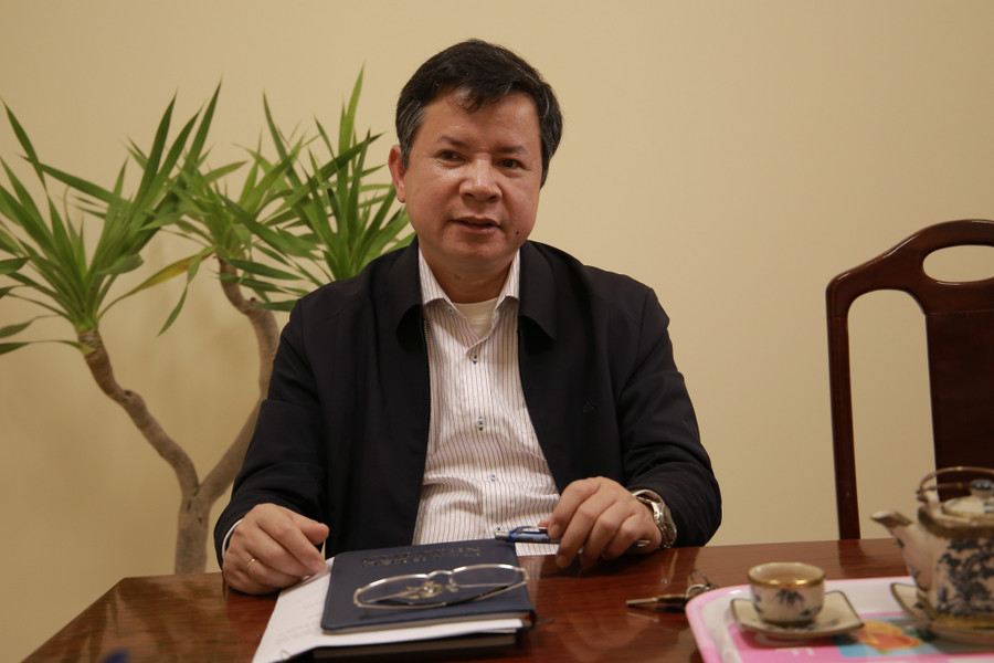 Ông Nguyễn Tân - Giám đốc Sở GD&amp;ĐT tỉnh Thừa Thiên - Huế trao đổi nhiều ý kiến tại buổi làm việc.