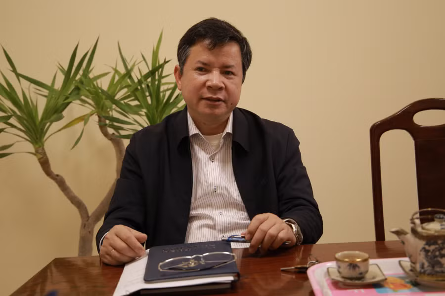 Ông Nguyễn Tân - Giám đốc Sở GD&amp;ĐT tỉnh Thừa Thiên - Huế trao đổi nhiều ý kiến tại buổi làm việc.