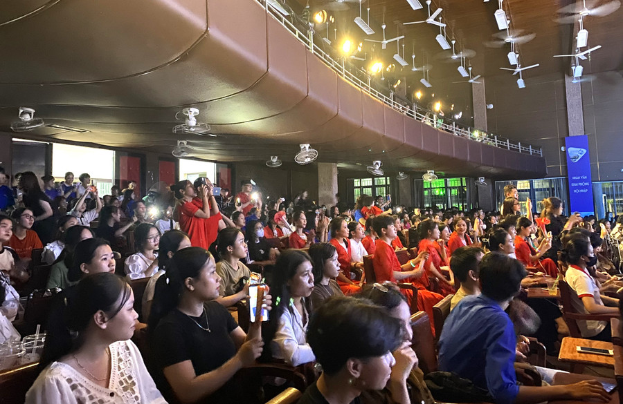 Không khí náo nhiệt, sự cổ vũ nhiệt tình đến từ các sinh viên Trường ĐH Sư phạm, ĐH Huế. Không khí náo nhiệt, sự cổ vũ nhiệt tình đến từ các sinh viên Trường ĐH Sư phạm, ĐH Huế.