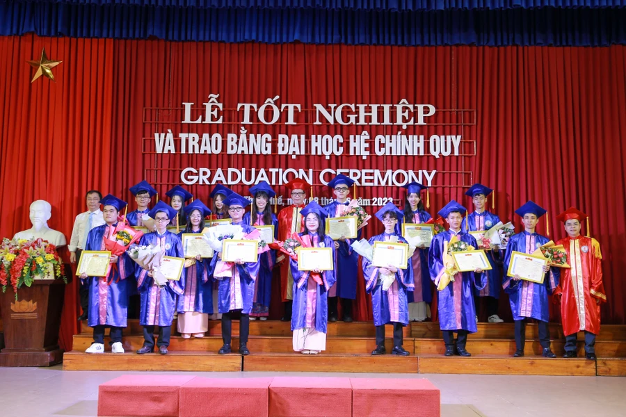 Lễ tốt nghiệp và trao bằng ĐH hệ chính quy năm 2023 của Trường ĐH Sư phạm Huế.