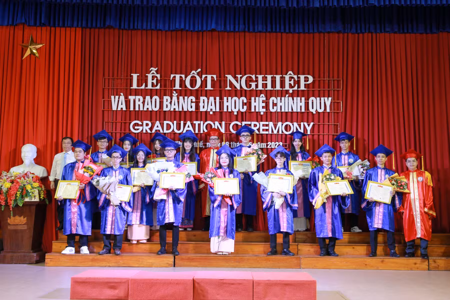 Lễ tốt nghiệp và trao bằng ĐH hệ chính quy năm 2023 của Trường ĐH Sư phạm Huế.