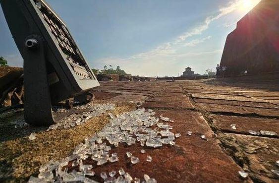 Có 21 bộ đèn bị đập vỡ mặt kính. Có 21 bộ đèn bị đập vỡ mặt kính.