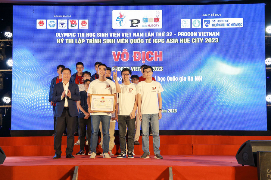 Trao giải Nhất (ảnh trái) và giải Vô địch (ảnh phải) cho các đội thi trong kỳ lập trình đối kháng Procon. Trao giải Nhất (ảnh trái) và giải Vô địch (ảnh phải) cho các đội thi trong kỳ lập trình đối kháng Procon.