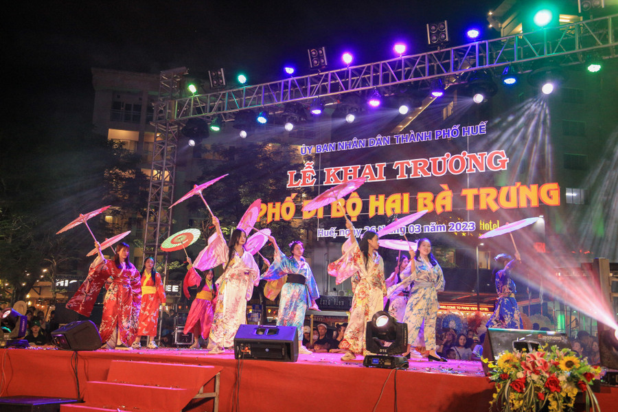 Trang phục truyền thống của Nhật Bản do nhóm sinh viên Trường ĐH Ngoại Ngữ, ĐH Huế trình diễn.