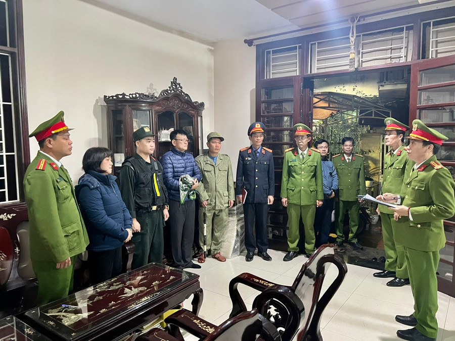 Ông Đào Hữu Long - Giám đốc Trung tâm đăng kiểm cơ giới tỉnh Thừa Thiên - Huế (áo phao xanh, giữa) bị bắt tại nhà riêng. Ông Đào Hữu Long - Giám đốc Trung tâm đăng kiểm cơ giới tỉnh Thừa Thiên - Huế (áo phao xanh, giữa) bị bắt tại nhà riêng.