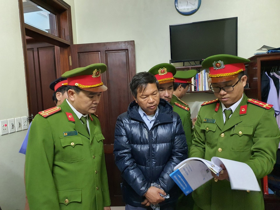 3 thành viên Ban Giám đốc Trung tâm đăng kiểm cơ giới tỉnh Thừa Thiên - Huế bị bắt vì tội "Nhận hối lộ". (Ảnh: Hồng Anh – Thắng Anh). 3 thành viên Ban Giám đốc Trung tâm đăng kiểm cơ giới tỉnh Thừa Thiên - Huế bị bắt vì tội "Nhận hối lộ". (Ảnh: Hồng Anh – Thắng Anh).