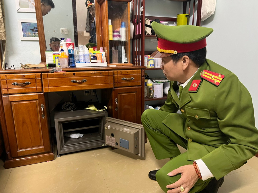 Công an khám xét nhà riêng Giám đốc và 2 Phó Giám đốc. Công an khám xét nhà riêng Giám đốc và 2 Phó Giám đốc.