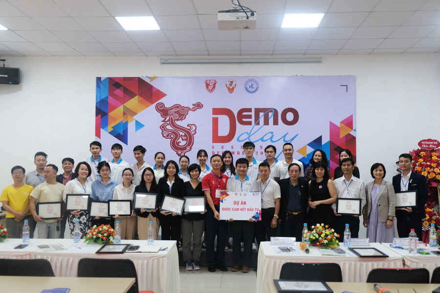 Tìm ra các dự án được cam kết đầu tư. (Ảnh: Hoàng Hải) Tìm ra các dự án được cam kết đầu tư. (Ảnh: Hoàng Hải)