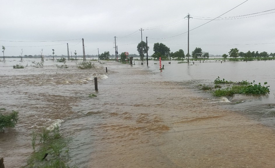 Nước lũ tại các sông ở tỉnh Thừa Thiên - Huế bắt đầu dâng cao từ sáng 18/10 do đồng loạt các thủy điện, hồ chứa xả lũ và tăng lưu lượng xả vì mưa lớn. Nước lũ tại các sông ở tỉnh Thừa Thiên - Huế bắt đầu dâng cao từ sáng 18/10 do đồng loạt các thủy điện, hồ chứa xả lũ và tăng lưu lượng xả vì mưa lớn.