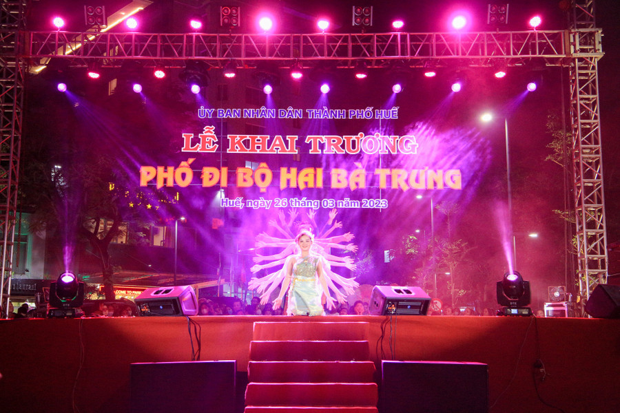 Nhiều màn hóa trang đặc sắc hấp dẫn người xem tại lễ khai trương Phố đi bộ Hai Bà Trưng.