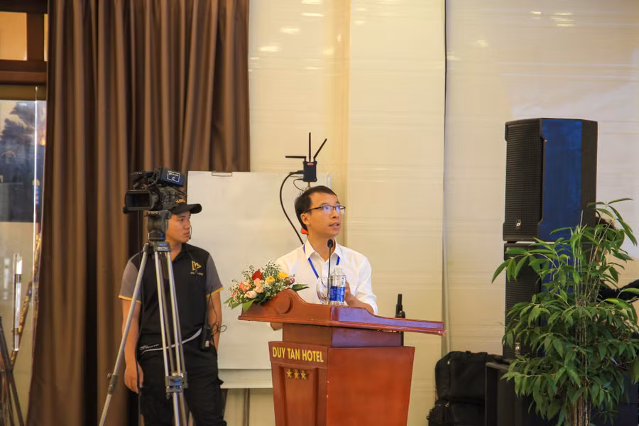 Ths. Nguyễn Quang Tám - Khoa Y học cổ truyền, Trường ĐH Y - Dược, ĐH Huế trình bày báo cáo tại Hội thảo.