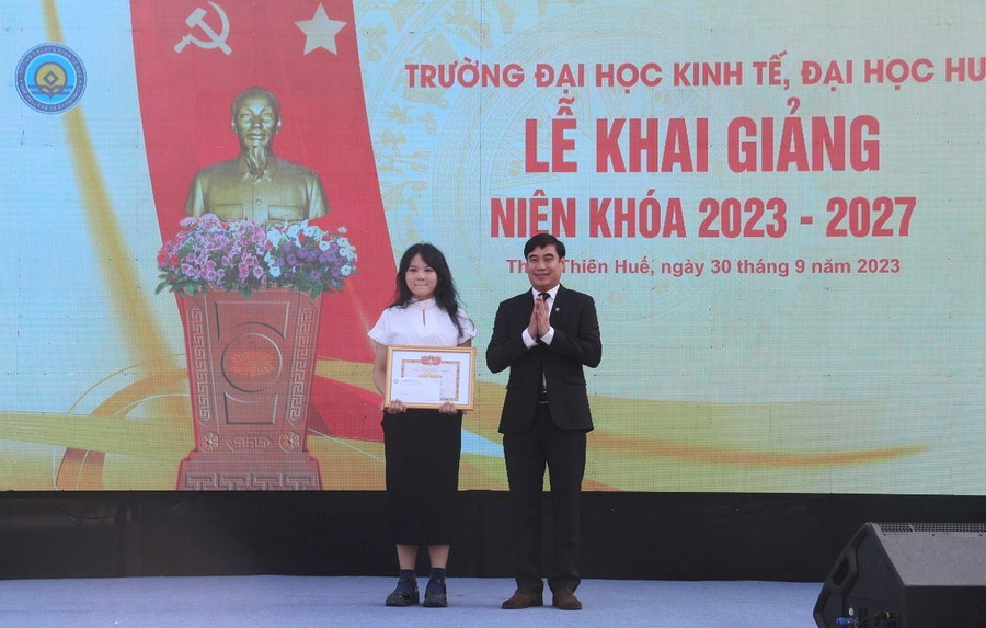 Trao quyết định khen thưởng cho em Lê Gia Nghi - Thủ khoa khóa 57 Trường Đại học Kinh tế, Đại học Huế. Trao quyết định khen thưởng cho em Lê Gia Nghi - Thủ khoa khóa 57 Trường Đại học Kinh tế, Đại học Huế.