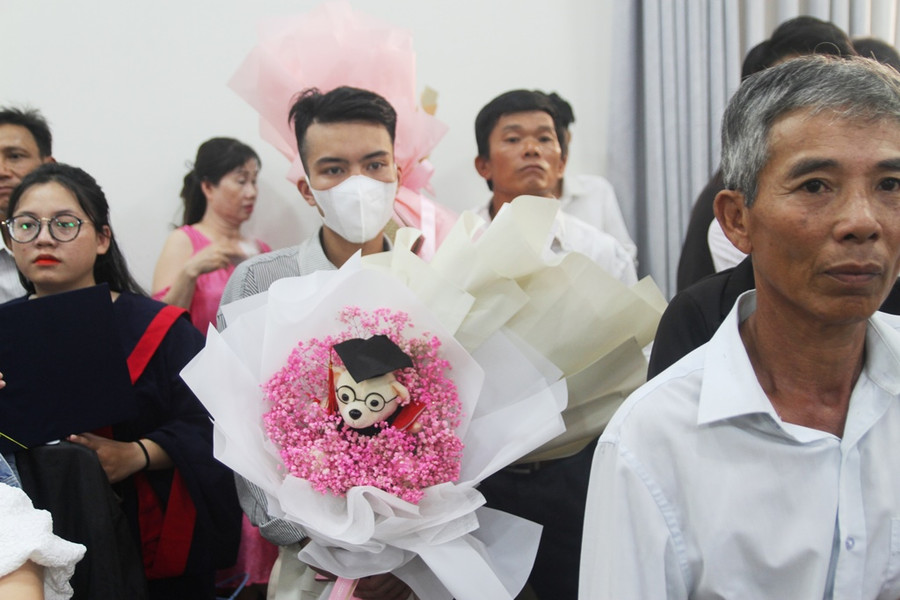 Nhiều người thân, phụ huynh của SV về tham dự, chuẩn bị nhiều hoa, quà để tặng.