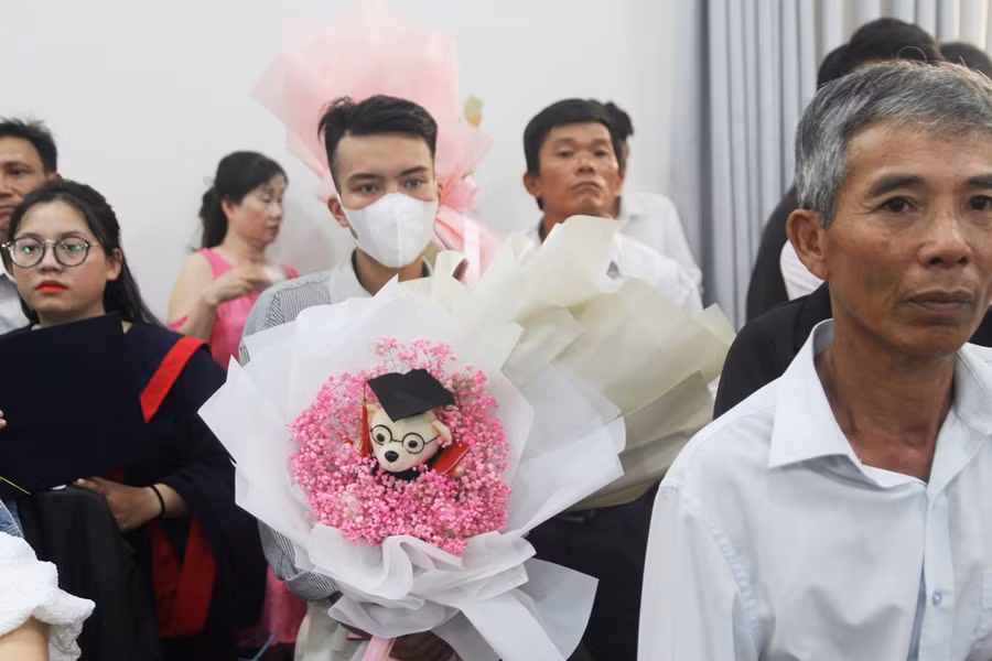 Nhiều người thân, phụ huynh của SV về tham dự, chuẩn bị nhiều hoa, quà để tặng.