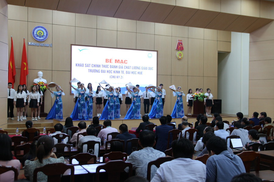 Văn nghệ chào mừng kỳ đánh giá ngoài chu kỳ 2 thành công tại Trường ĐH Kinh tế, ĐH Huế. (Ảnh: Đại Dương)