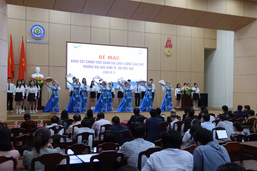 Văn nghệ chào mừng kỳ đánh giá ngoài chu kỳ 2 thành công tại Trường ĐH Kinh tế, ĐH Huế. (Ảnh: Đại Dương)