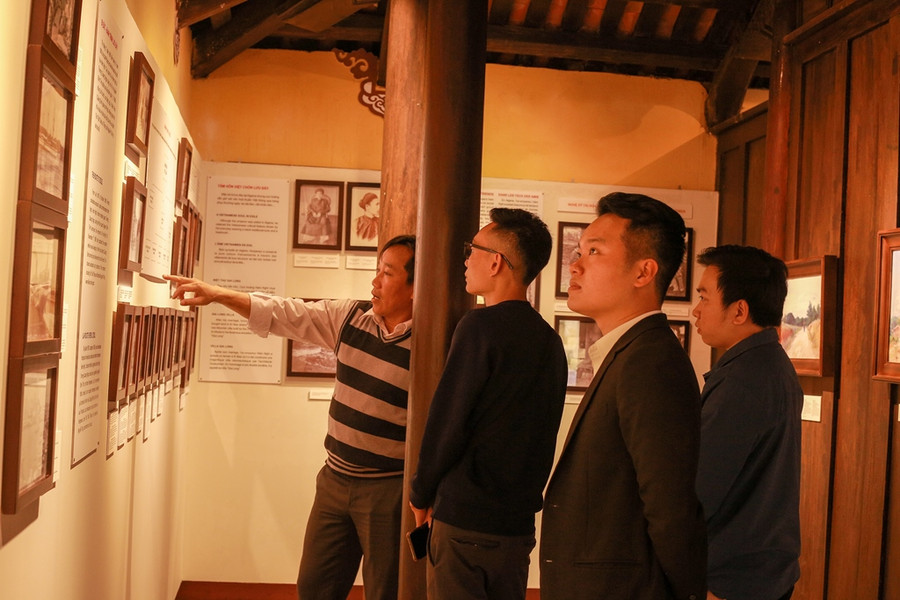 Ông Trương Quý Mẫn – Phó Giám đốc Bảo tàng Cổ vật Cung đình Huế cùng sinh viên Hoàng Việt Anh, khách du lịch tham quan không gian trưng bày của vua Hàm Nghi tại Bảo tàng. (Ảnh: Hoàng Hải).