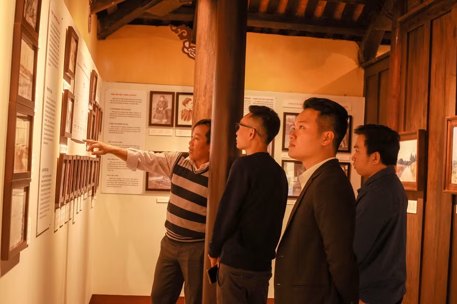 Ông Trương Quý Mẫn – Phó Giám đốc Bảo tàng Cổ vật Cung đình Huế cùng sinh viên Hoàng Việt Anh, khách du lịch tham quan không gian trưng bày của vua Hàm Nghi tại Bảo tàng. (Ảnh: Hoàng Hải). Ông Trương Quý Mẫn – Phó Giám đốc Bảo tàng Cổ vật Cung đình Huế cùng sinh viên Hoàng Việt Anh, khách du lịch tham quan không gian trưng bày của vua Hàm Nghi tại Bảo tàng. (Ảnh: Hoàng Hải).