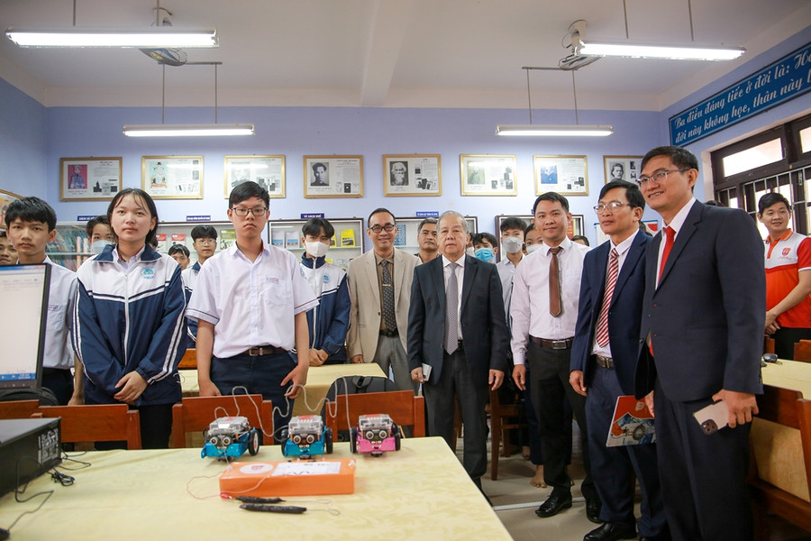 Khách mời, đại biểu chụp hình lưu niệm cùng các em học sinh tại phòng học STEM. Khách mời, đại biểu chụp hình lưu niệm cùng các em học sinh tại phòng học STEM.