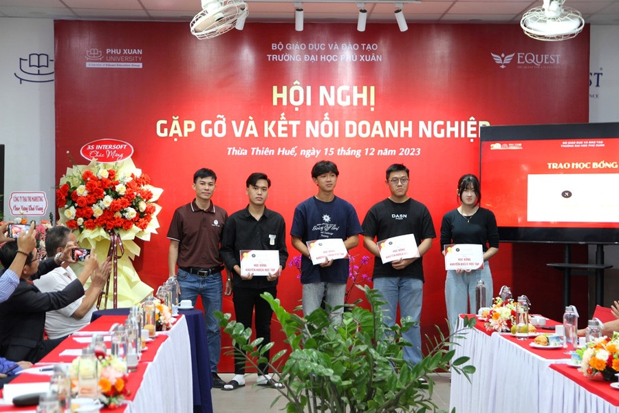 Trao nhiều suất học bổng cho sinh viên trường. (Ảnh: Đại Dương)