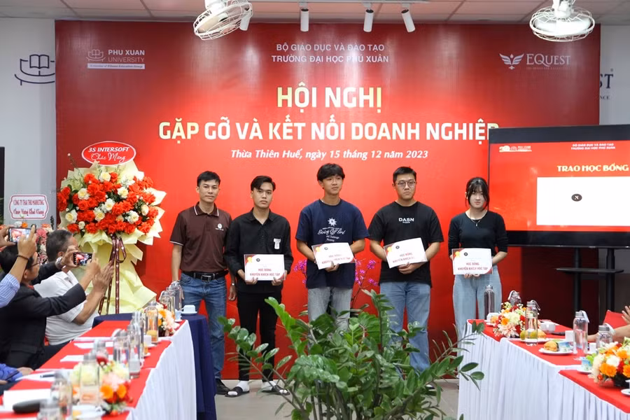 Trao nhiều suất học bổng cho sinh viên trường. (Ảnh: Đại Dương)