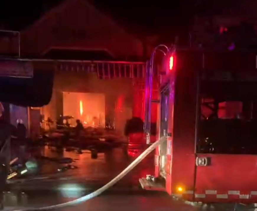 Lực lượng cảnh sát PCCC&amp;CNCH đến hiện trường chữa cháy.