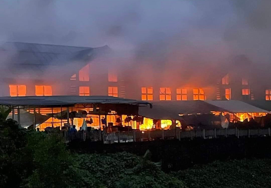 Khu vực đình chợ trung tâm với nhiều gian hàng bị lửa thiêu rụi. (Ảnh: A.P)