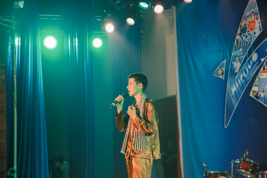 Nhẹ nhàng, sâu lắng với tiết mục "Dân ca bài chòi" do sinh viên Khoa Lịch sử, Trường ĐH Sư phạm trình bày.