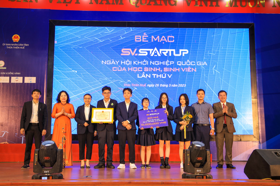 Thứ trưởng Bộ GD&amp;ĐT Ngô Thị Minh (thứ 2, từ trái qua) và ông Nguyễn Tân, Giám đốc Sở GD&amp;ĐT tỉnh Thừa Thiên - Huế (ngoài cùng, bên phải) trao giải nhì cho dự án khối học sinh phổ trong lĩnh vực công nghiệp, chế tạo sản phẩm.