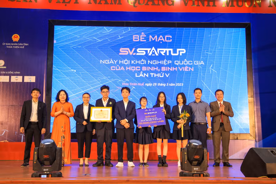 Thứ trưởng Bộ GD&amp;ĐT Ngô Thị Minh (thứ 2, từ trái qua) và ông Nguyễn Tân, Giám đốc Sở GD&amp;ĐT tỉnh Thừa Thiên - Huế (ngoài cùng, bên phải) trao giải nhì cho dự án khối học sinh phổ trong lĩnh vực công nghiệp, chế tạo sản phẩm.