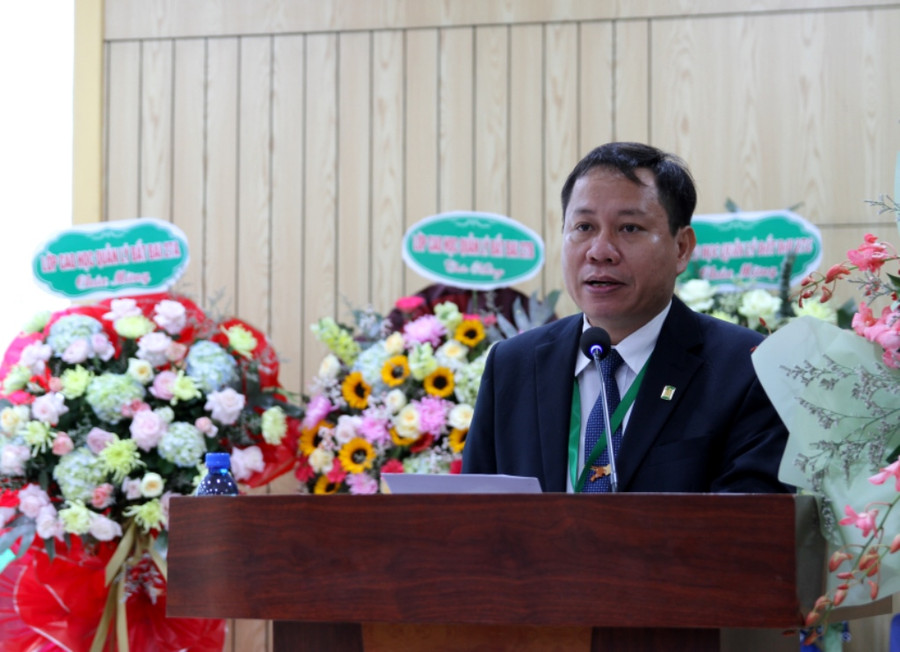 PGS.TS Trần Thanh Đức, Hiệu trưởng ĐH Nông Lâm, ĐH Huế phát biểu chúc mừng các tân tiến sĩ, thạc sĩ và kỹ sư, bác sĩ thú y tốt nghiệp.