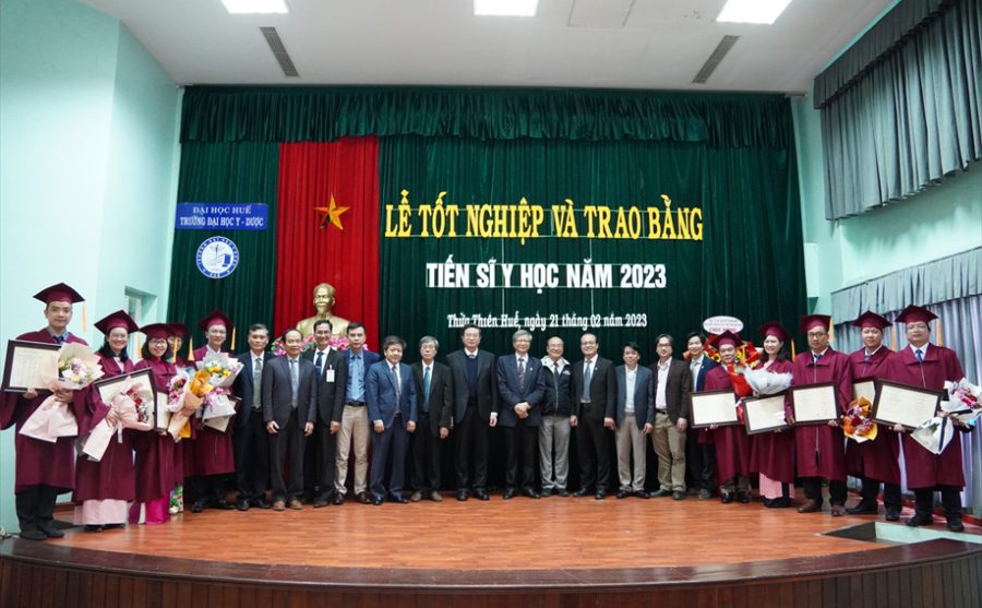 10 tân tiến sĩ chụp ảnh lưu niệm cùng các thầy cô giáo và Ban giám hiệu nhà trường. 10 tân tiến sĩ chụp ảnh lưu niệm cùng các thầy cô giáo và Ban giám hiệu nhà trường.