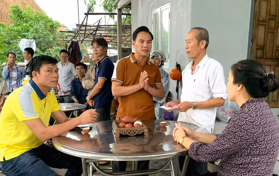 Lãnh đạo phường Thủy Châu, thị xã Hương Thủy (Thừa Thiên - Huế) thăm, động viên gia đình ông B. (Ảnh: Thanh Đoàn)