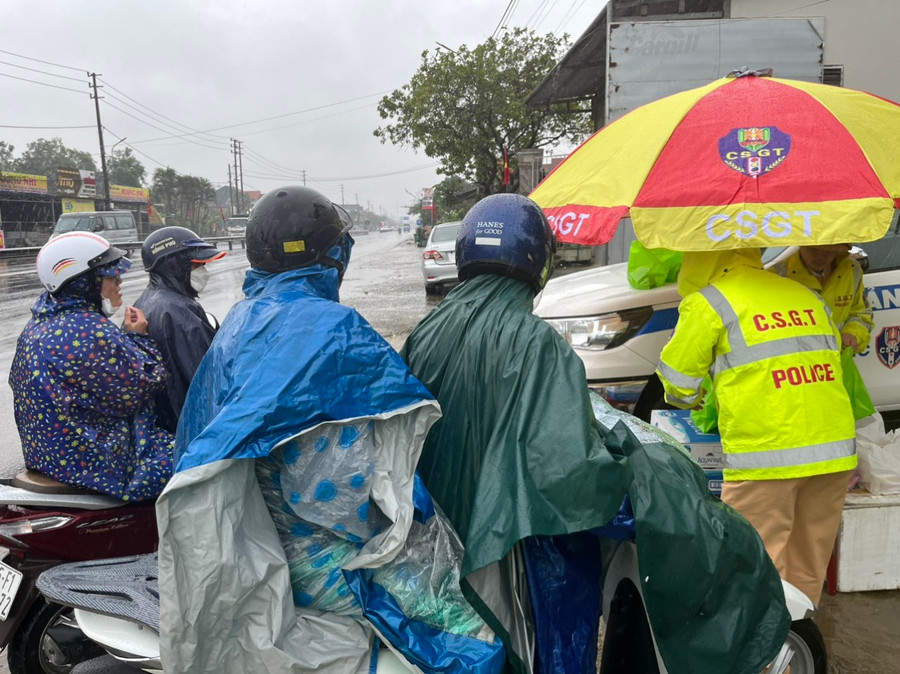 Nhiều người dân vui mừng vì được CSGT phát nước, thức ăn trên đường vào Nam.