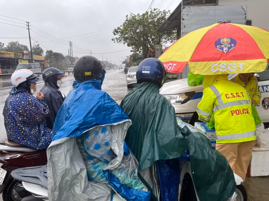 Nhiều người dân vui mừng vì được CSGT phát nước, thức ăn trên đường vào Nam.