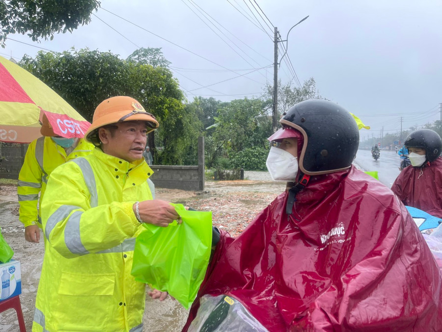 Thời tiết lạnh và mưa rét tại Huế khiến những món quà càng trở nên ý nghĩa.