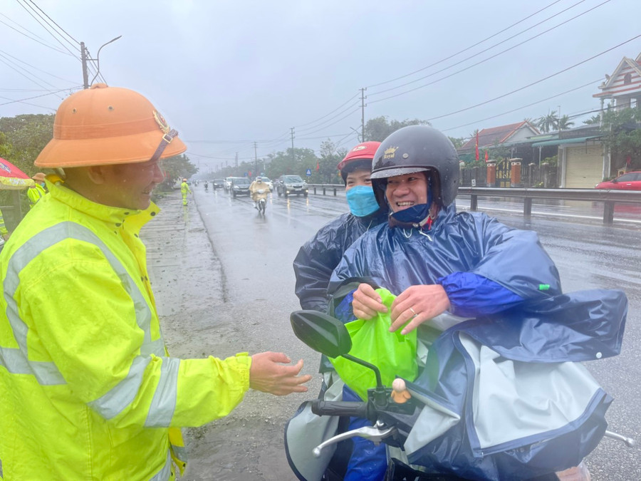 CSGT còn nhắc nhở người dân chấp hành giao thông và lái xe an toàn ngày đầu năm mới (Ảnh: T.H).