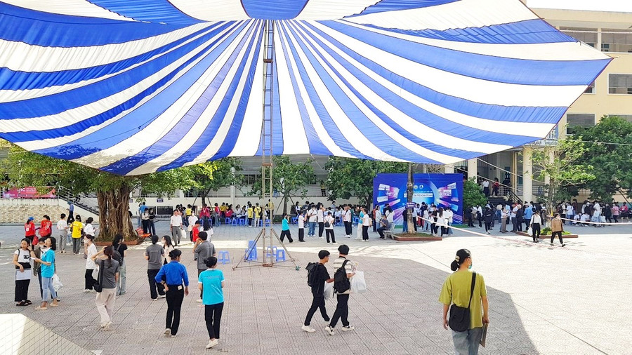 Trường ĐH Kinh tế, ĐH Huế có khuôn viên rộng rãi ghi nhận số lượng lớn tân SV nhập học trong ngày 27/8.