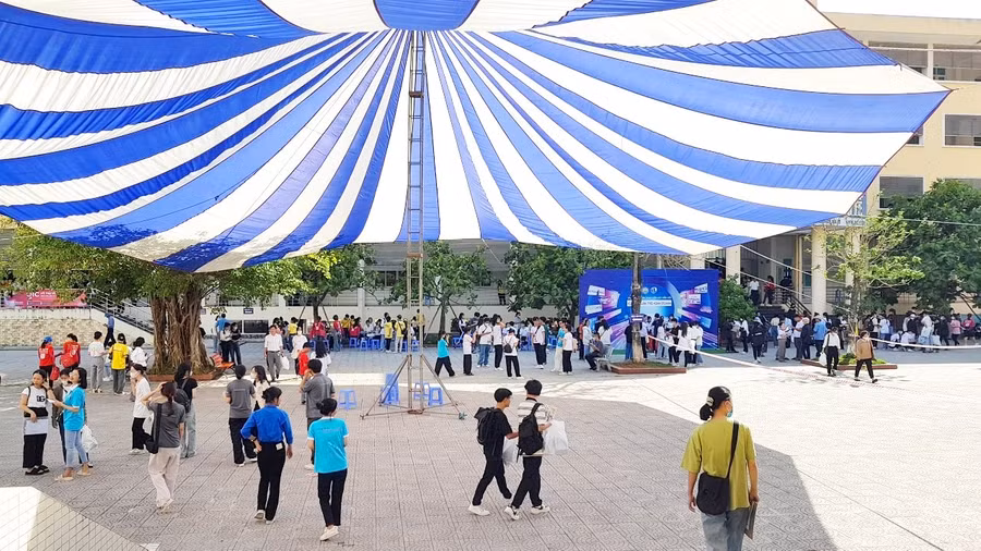 Trường ĐH Kinh tế, ĐH Huế có khuôn viên rộng rãi ghi nhận số lượng lớn tân SV nhập học trong ngày 27/8.