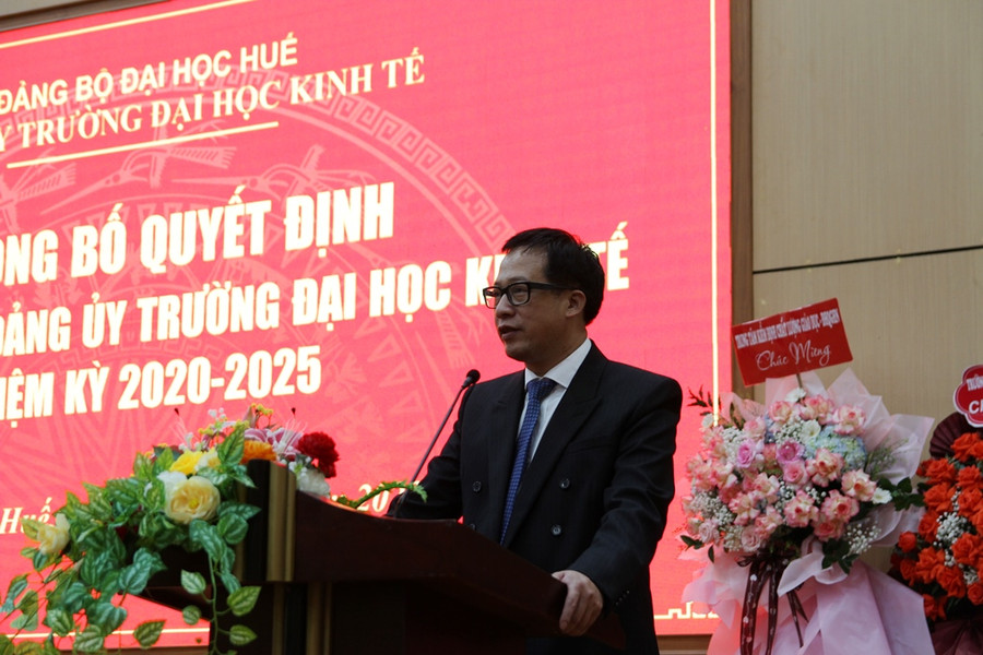 Giám đốc ĐH Huế - PGS.TS Lê Anh Phương phát biểu chúc mừng Tân Bí thư Đảng ủy Trường ĐH Kinh tế, ĐH Huế.