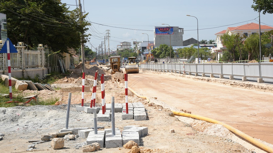 Đoàn thị sát các công trình khác thuộc Dự án thuộc chương trình phát triển các đô thị loại II (các đô thị xanh) và Dự án cải thiện môi trường nước TP Huế. Đoàn thị sát các công trình khác thuộc Dự án thuộc chương trình phát triển các đô thị loại II (các đô thị xanh) và Dự án cải thiện môi trường nước TP Huế.